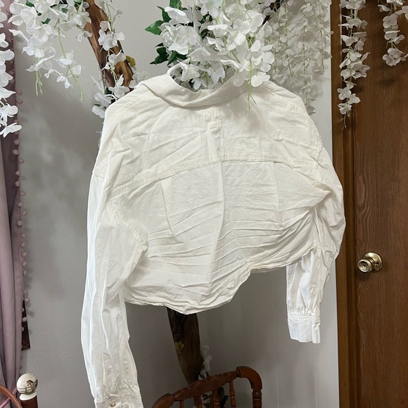 Elegant White Button-Up Women's Top - Picture 5 of 7